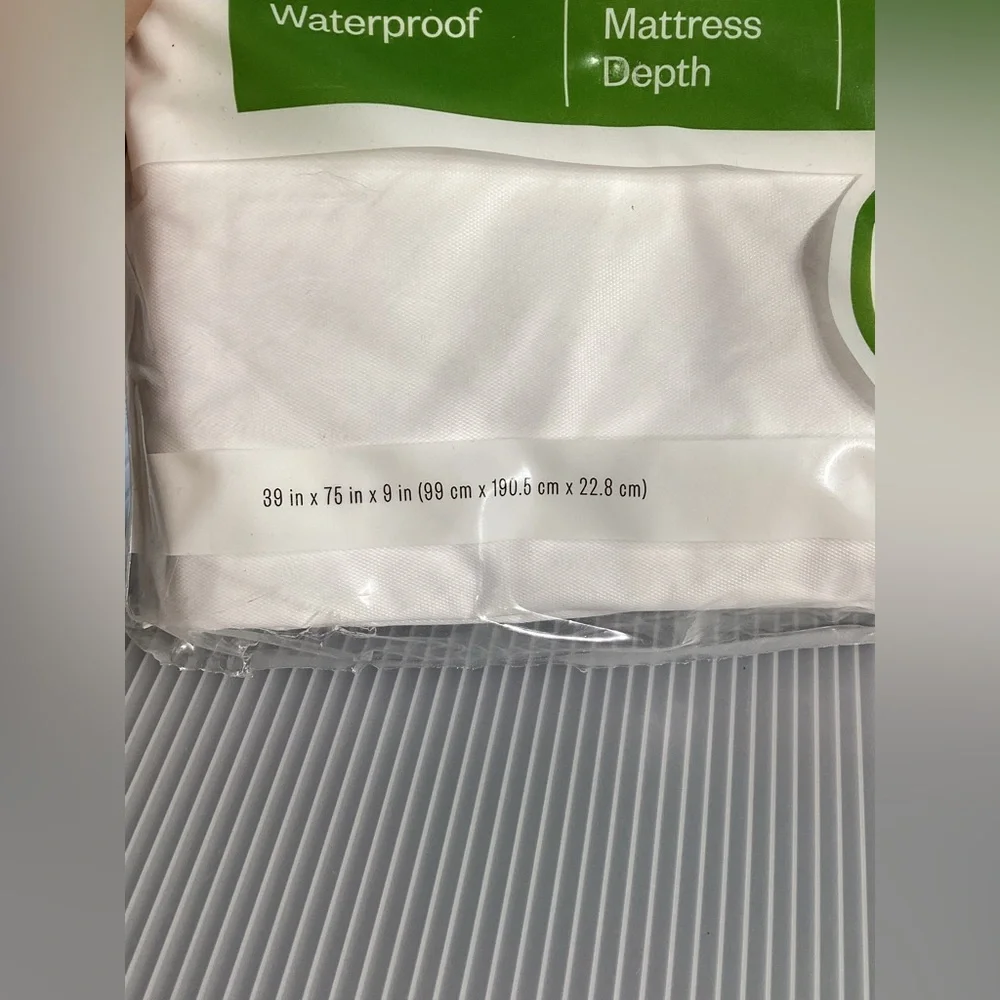 Room Essentials Zippered Mattress Protector - Twin